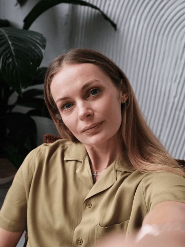 Original portrait in an olive shirt with a tilted pose and indoor background, from Magic Hour’s LinkedIn-headshot example.